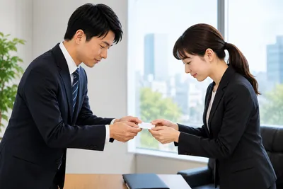 今さら聞けない名刺交換のマナー｜初対面で失礼にならない基本ルール