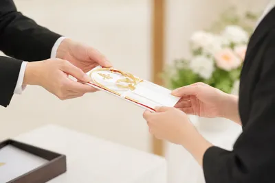 結婚式のご祝儀袋の渡し方｜いまさら聞けない受付での基本マナーをやさしく解説